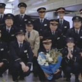 Cảm động: Ngày làm việc cuối cùng của trưởng ga